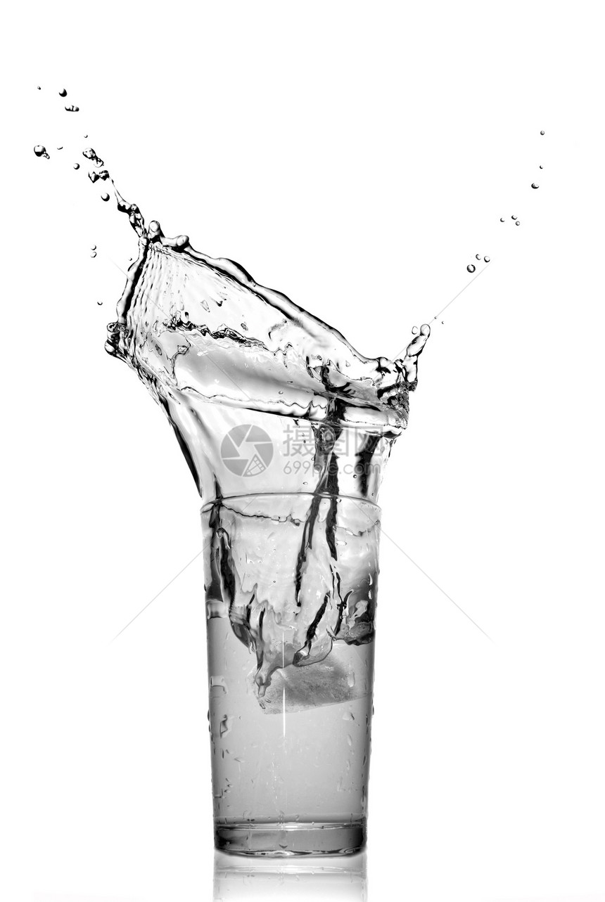 白色的隔绝玻璃中的水滴子酒精海浪飞溅玻璃运动水滴福利活力卫生立方体图片