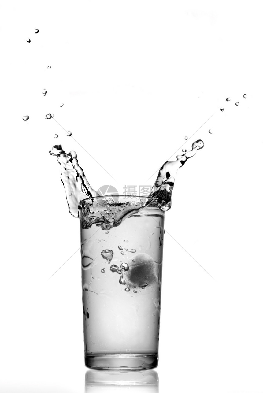白色的隔绝玻璃中的水滴子立方体宏观液体茶点玻璃气泡活力福利环境酒精图片
