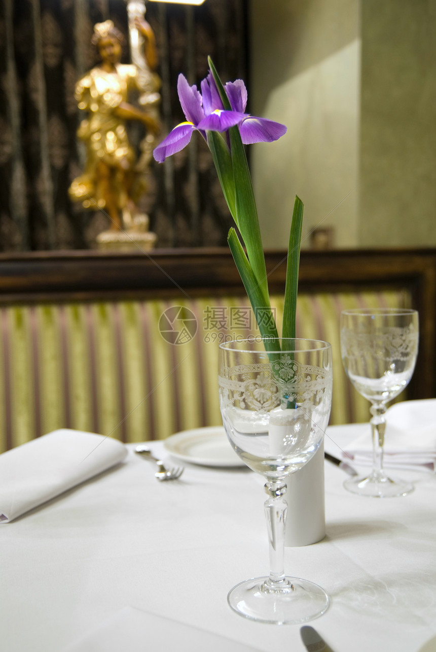 在有花的餐厅里摆餐桌风格水仙水晶房间餐具服务桌子高脚杯餐巾派对图片