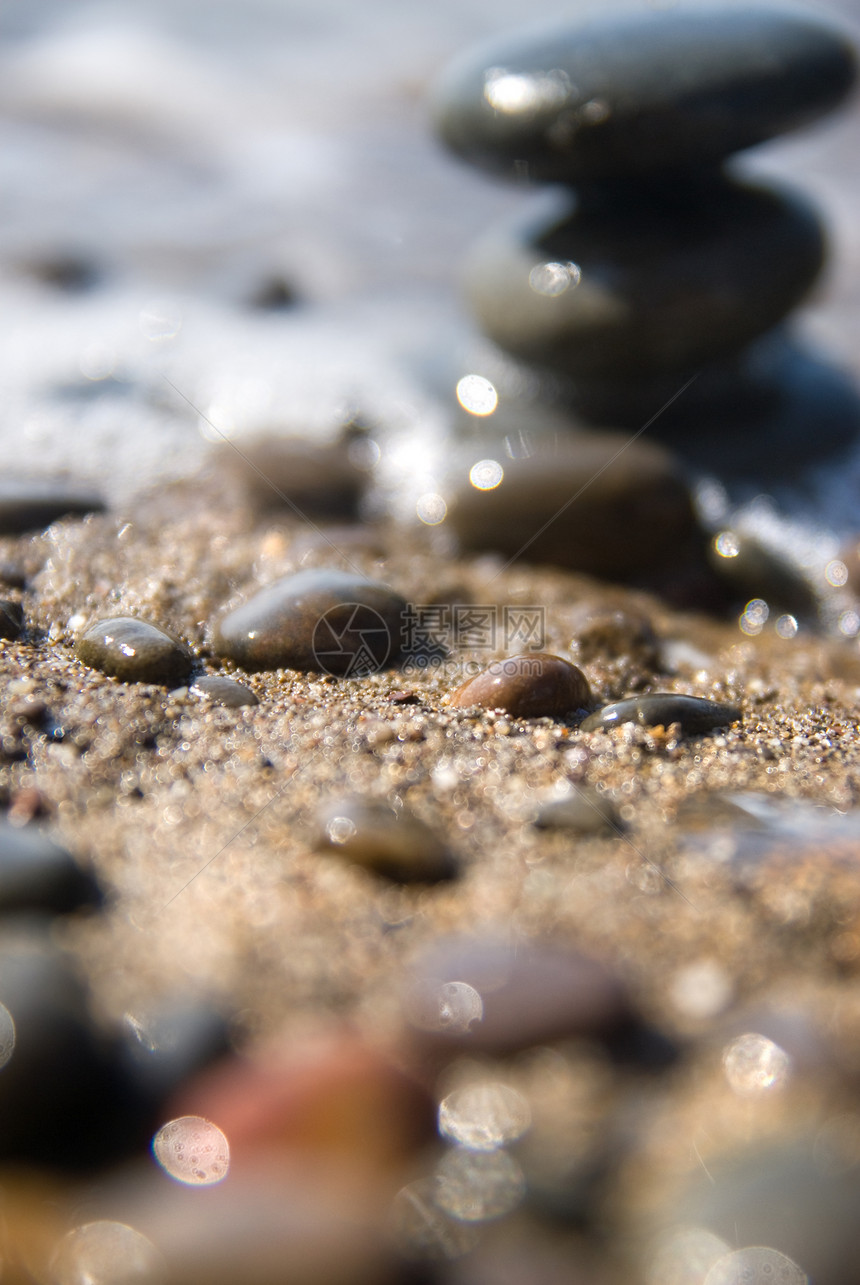 石头和水浪气泡晴天海滩宏观黑色白色海洋海浪灰色温泉图片