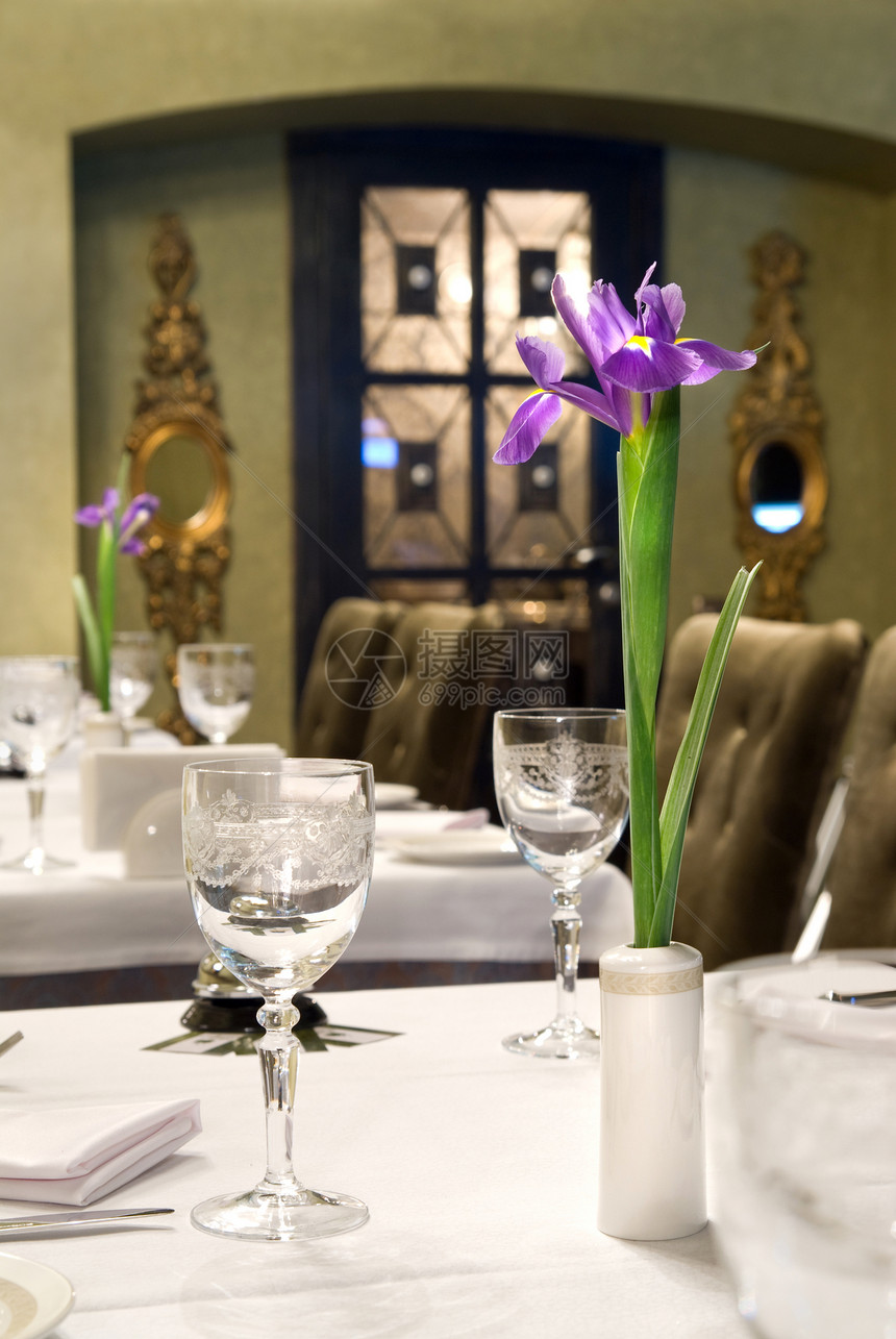 在有花的餐厅里摆餐桌风格水晶餐具盘子房间派对装饰美食酒杯餐巾图片
