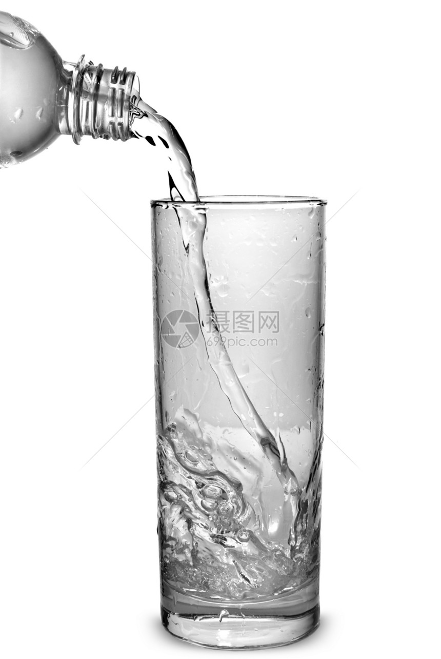 倒在玻璃中的水 从白的 孤立的瓶子中涌入茶点矿物喷泉白色塑料飞溅气泡食物福利液体图片