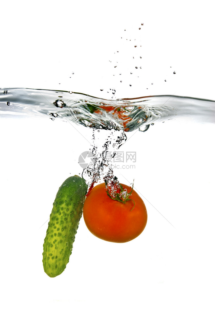 红西红番茄和绿黄瓜掉进水里食物花园西红柿园艺文化饮食收成水滴营养蔬菜图片