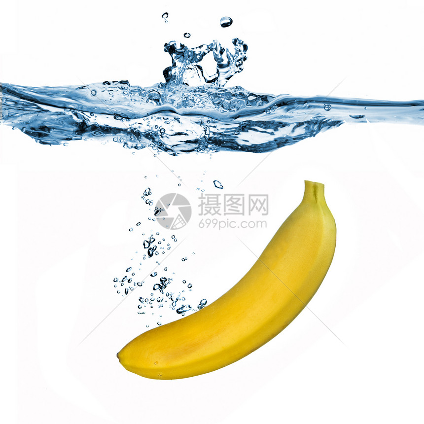 香蕉掉入白的孤立水中图片
