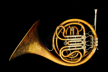 旧法国角音乐钥匙历史交响乐木管水平乐器喇叭白色乐队背景图片