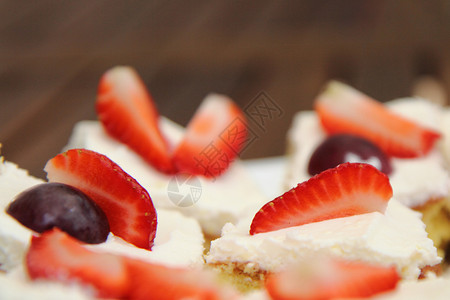 草莓甜点白色蛋糕酸奶浆果薄荷红色水果饼干背景图片