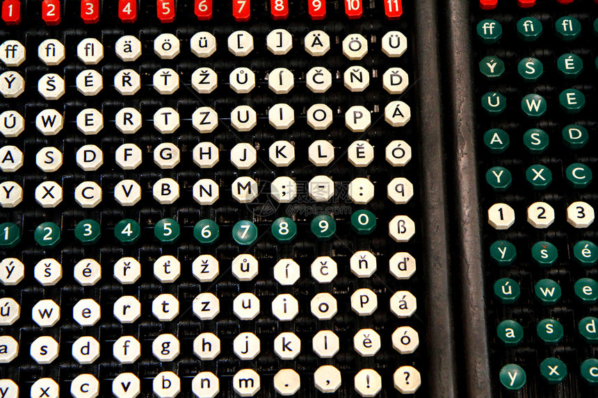 极老的计算机键盘背景古董历史金属机械打字机数字标点字母黑色灰色图片