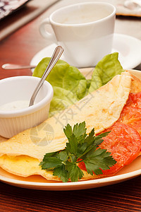 番茄煎蛋杯子蔬菜早餐咖啡盘子宏观奶油食物条纹香菜背景图片