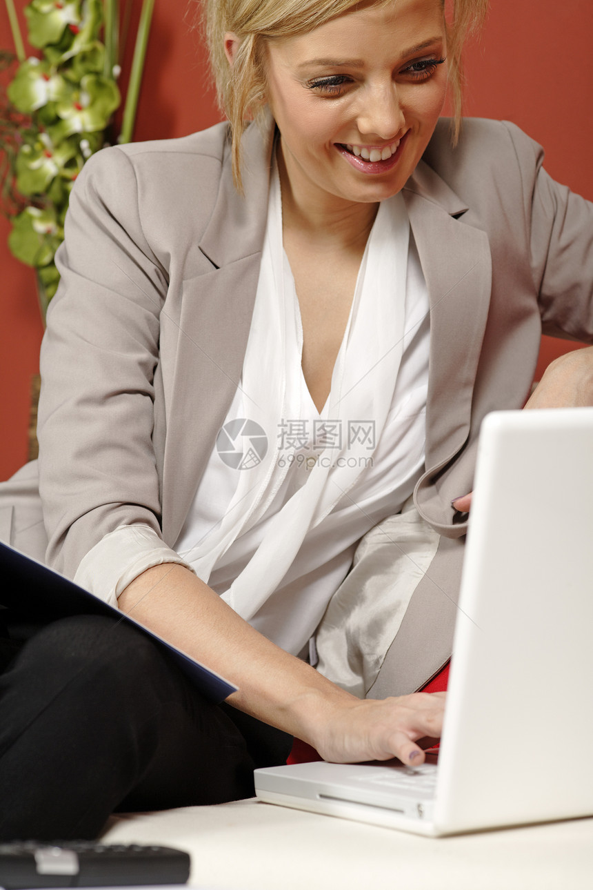 在家工作的妇女女士微笑女性电脑沙发客厅商业快乐电话笔记本图片