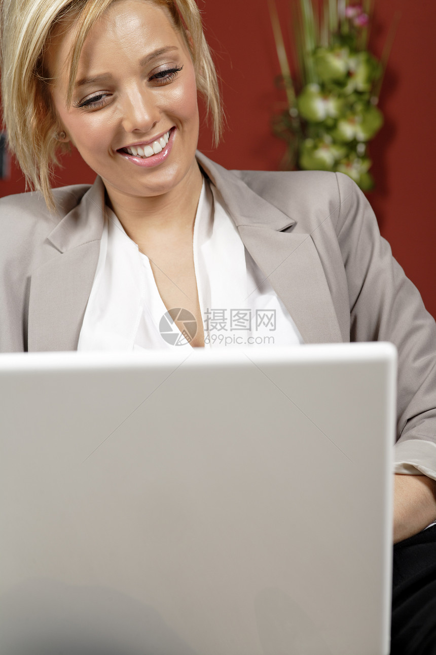 在家工作的妇女笔记本女士女性沙发商业快乐电话客厅电脑微笑图片
