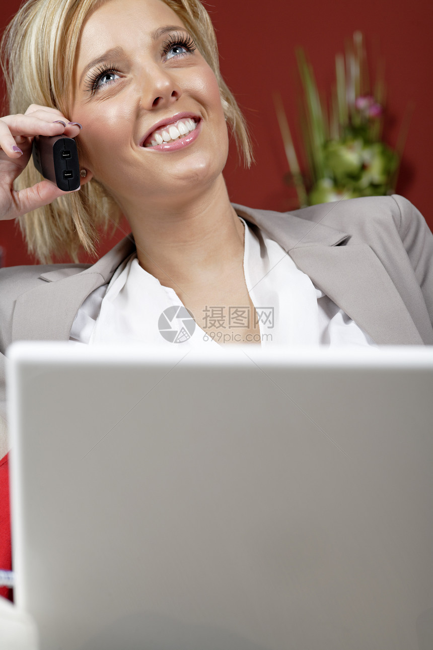 在家工作的妇女笔记本女士微笑电脑客厅沙发商业快乐电话女性图片