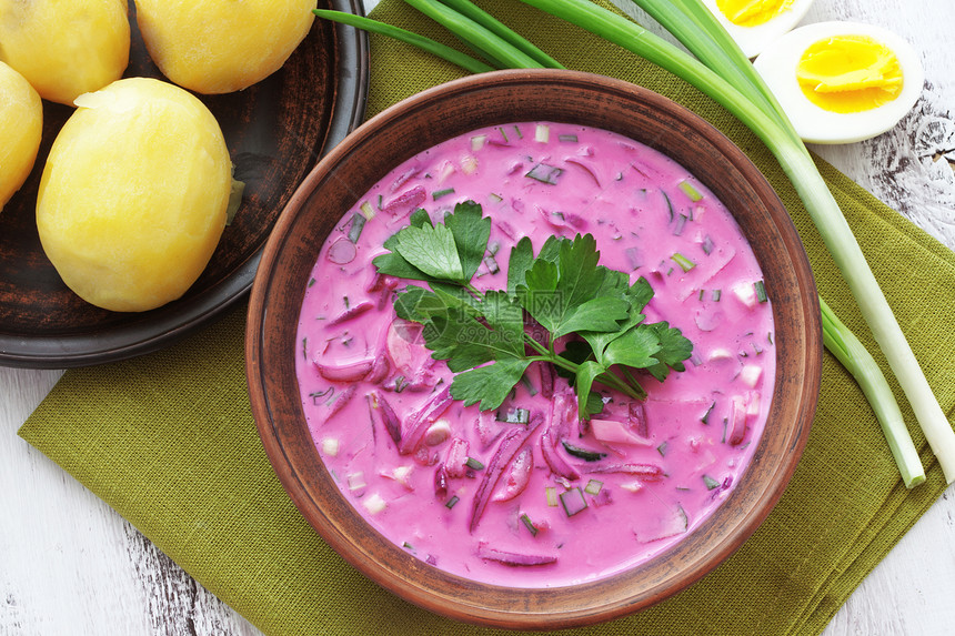 冷甜菜汤抛光饮食叶子紫色盘子桌子黄瓜国家美食草本植物图片