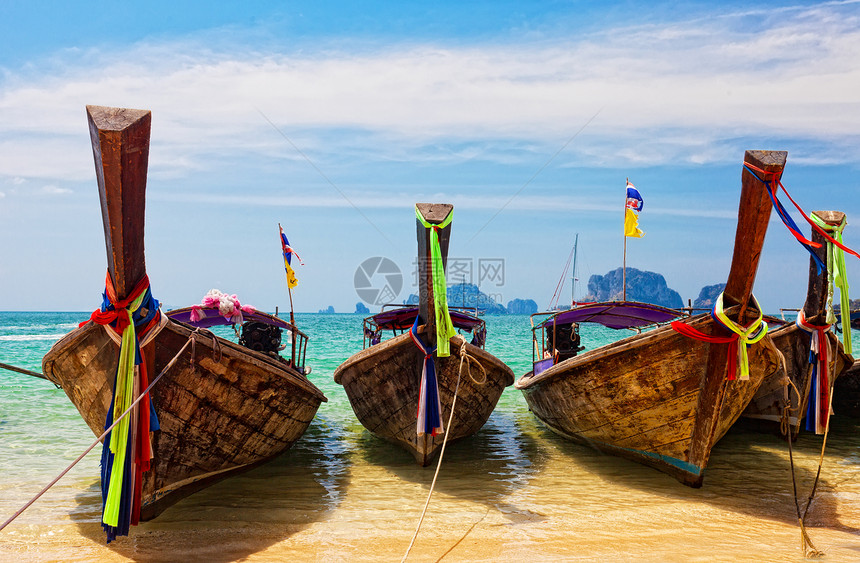 泰国拉韦海滩传统长尾鱼船 泰国游客异国娱乐旅游旅行热带海洋天空天堂阳光图片