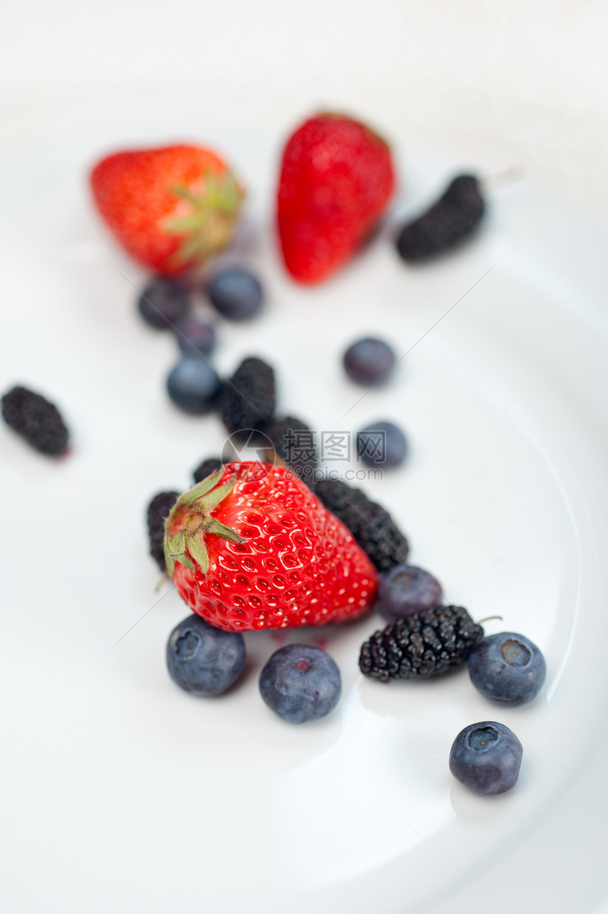 白盘上的浆果工作室维生素宏观水果早餐食物饮食种子盘子果味图片