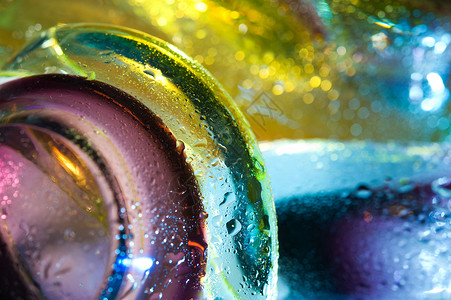 明亮多彩的抽象背景 玻璃和水滴艺术反射液体宏观曲线背景图片