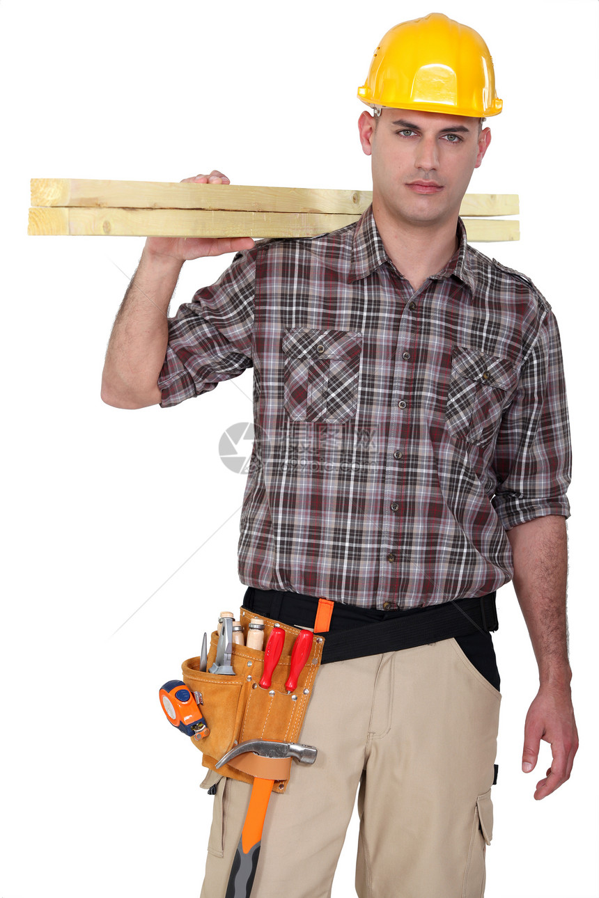 木工工人肩膀锤子男人衬衫工具木头磁带木板木材专注图片