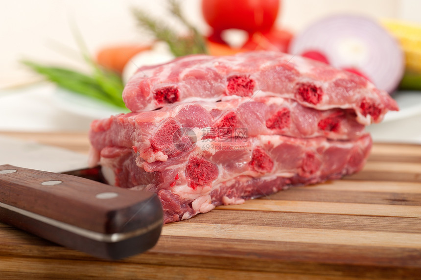 切新鲜猪肉肋排和蔬菜食物工作室味道屠夫食谱杂货店市场猪肉美食草药图片
