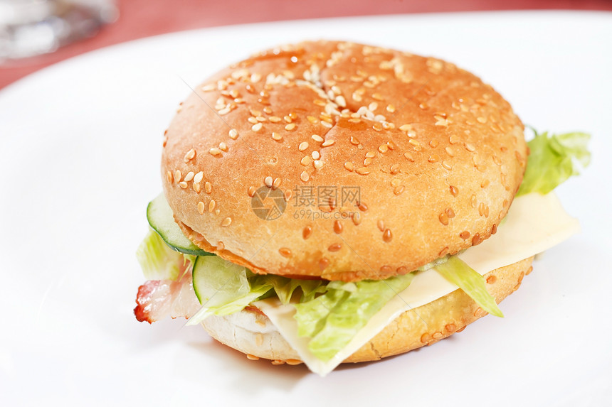 白盘上的芝士汉堡芝麻营养饮食包子宏观火腿洋葱野餐馅饼牛扒图片