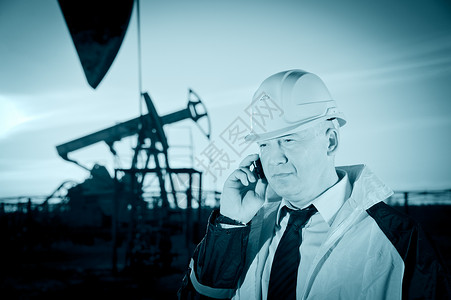 石油油田工人检查员经理石油商商业技术工作燃料生产平台头盔背景图片