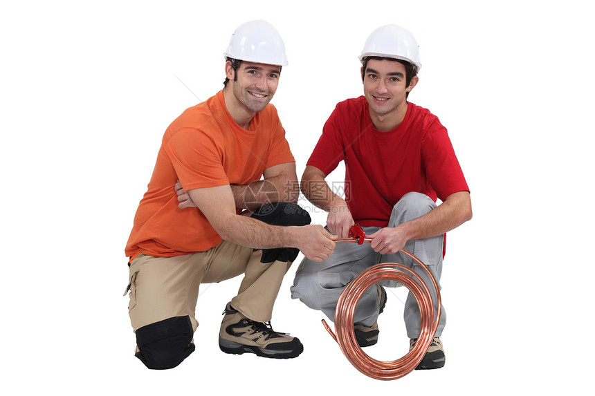 两个水管工承包商工作木工工作台修理工工具检查男性劳动力便利图片