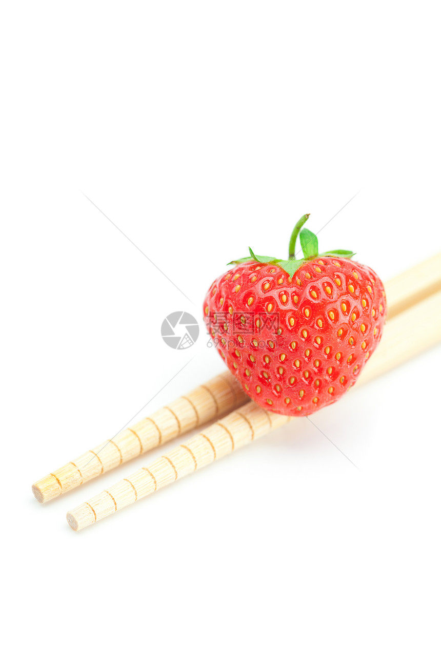 白纸上隔离的草莓和筷子诱惑产品团体生产浆果餐具水果小路营养食物图片