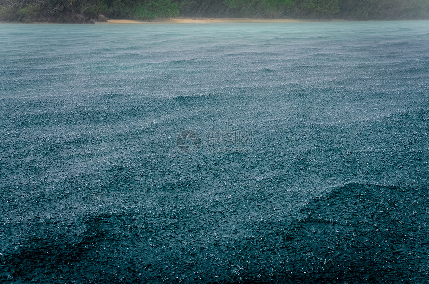 暴风雨期间海水雨水滴滴的详情图片
