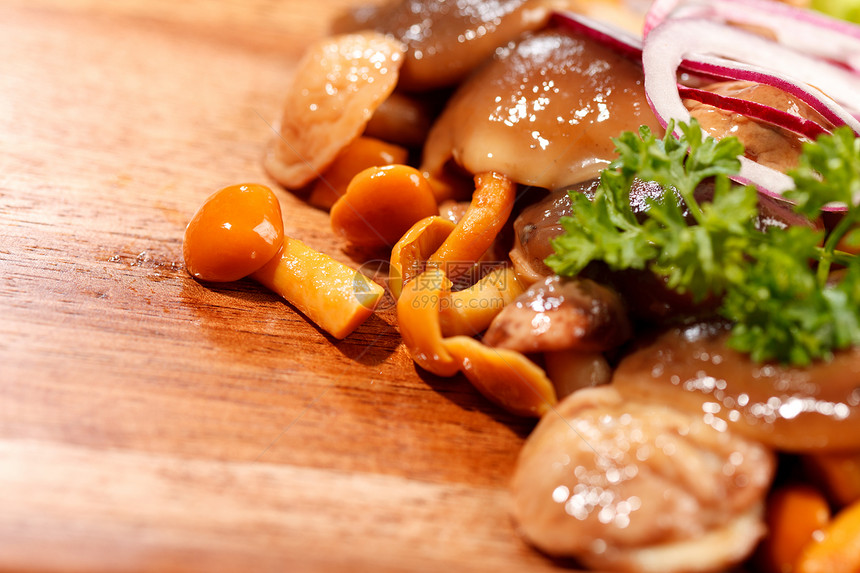 美味的开胃菜小吃餐厅美食饮食味道木板腌料草本植物沙拉食物图片