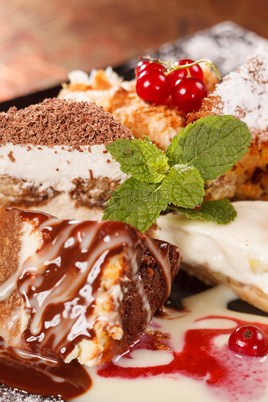 美味甜点美食海绵巧克力可可蛋糕糕点盘子薄荷点心奶油图片