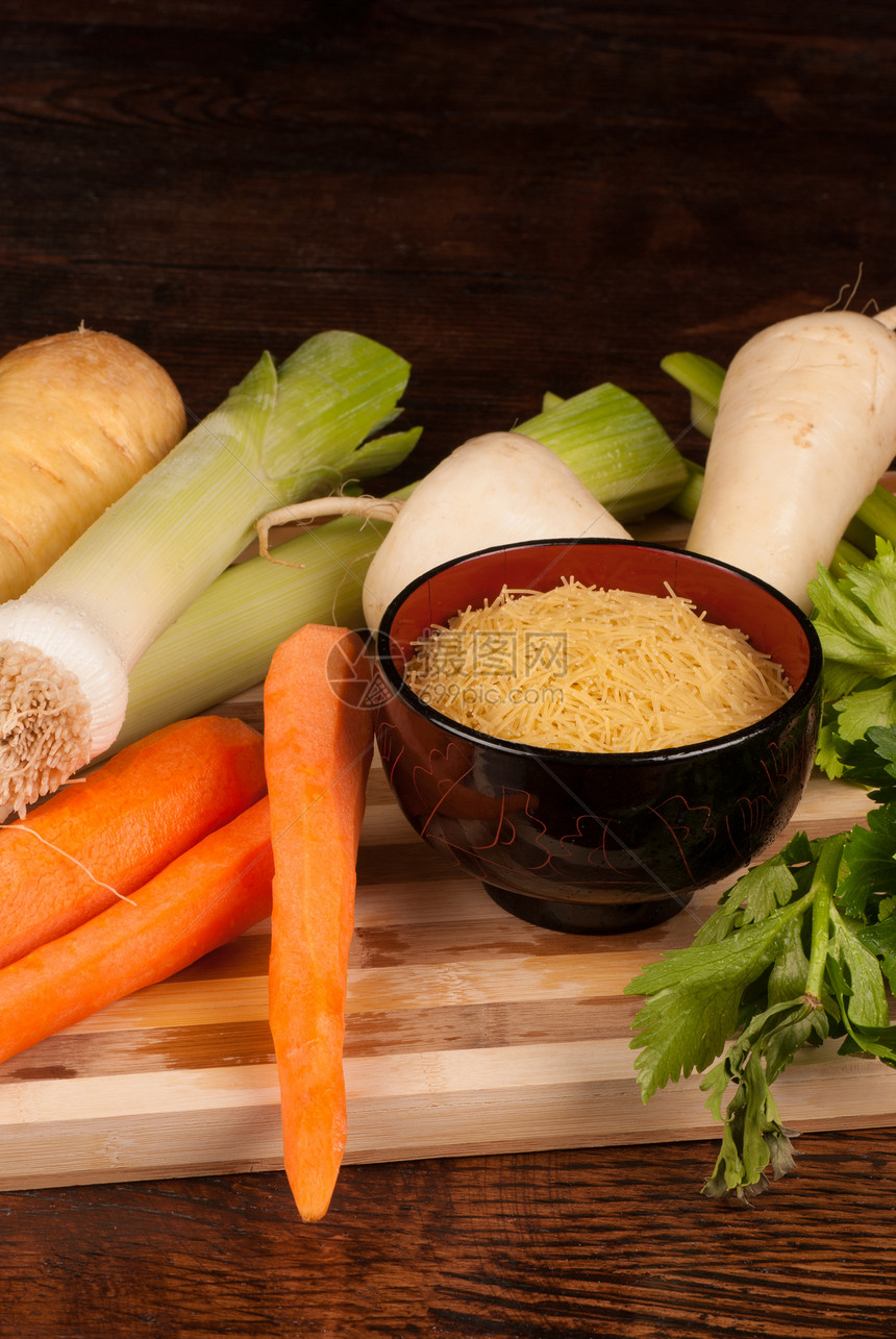 蔬菜汤面条土豆萝卜肉汤芹菜食物静物美食烹饪图片