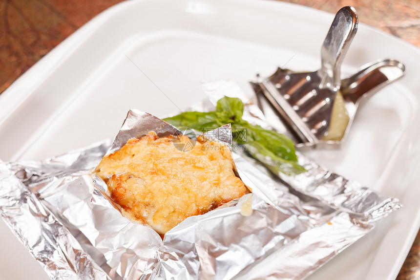 鱼在中食物营养蔬菜鱼片盘子美食海鲜餐厅烹饪午餐图片