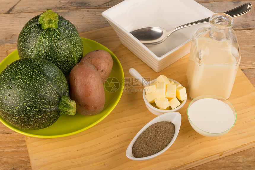 Zucchini 汤料烹饪食物黄油土豆胡椒牛奶水平蔬菜美食静物图片