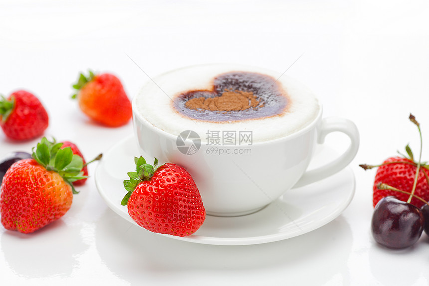 卡布奇诺 在一个杯子中 以红心 樱桃和稻草的形状羊角小吃饮料早餐团体食物水果甲板生活盘子图片