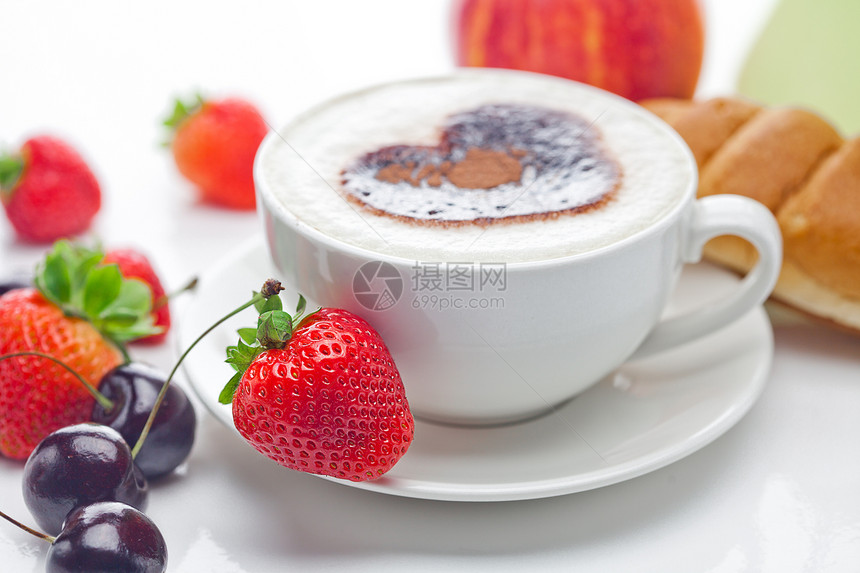 卡布奇诺咖啡杯 以红心 樱桃 香肠和饮料花瓶生活食物甜点浆果团体甲板早餐面包图片