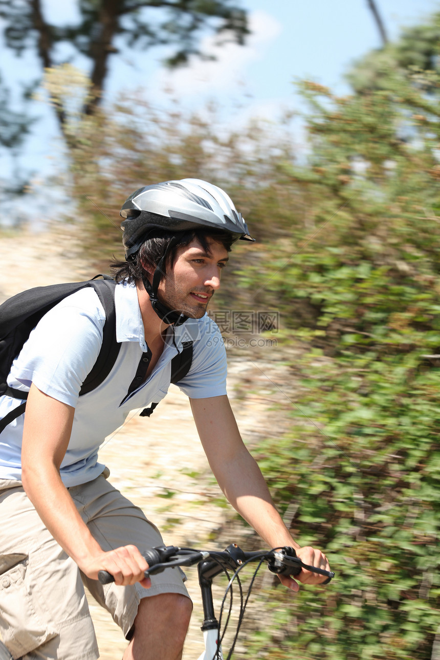 男子骑自行车穿越森林的行动拍摄行动图片