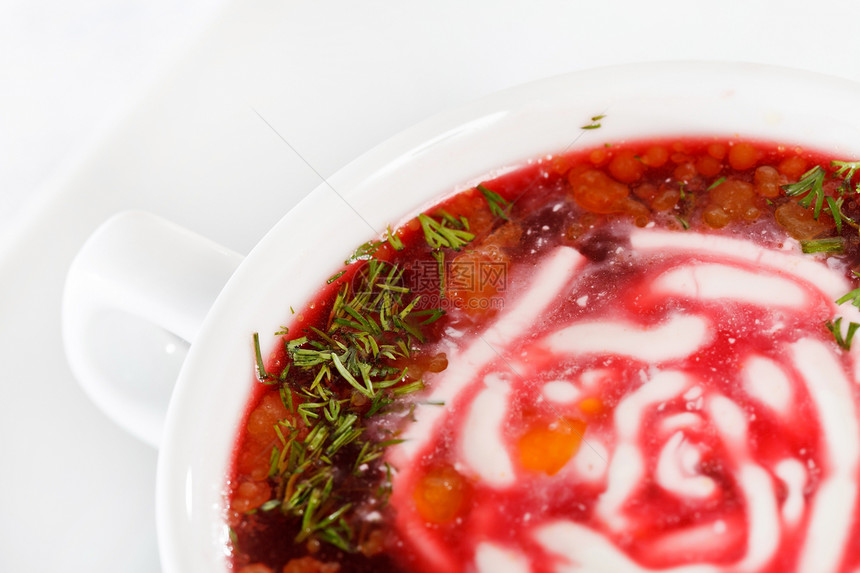 配有草药和香料的红汤食物盘子红色奶油餐厅紫色香菜胡椒蔬菜烹饪图片