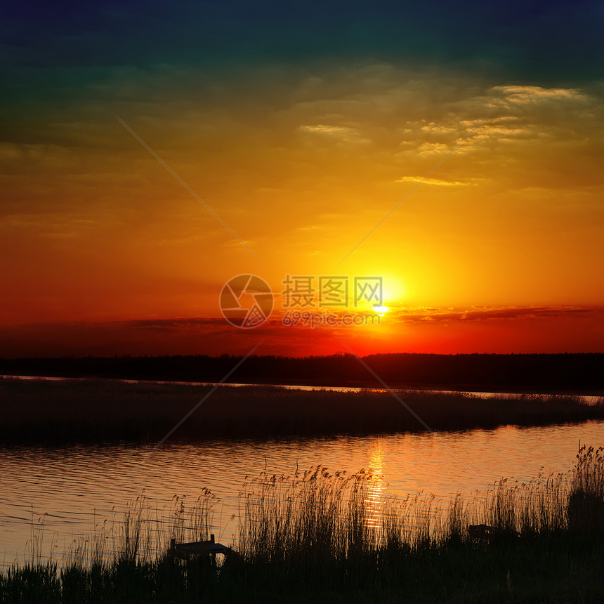 河上红日落日落太阳光线地平线戏剧性橙子全景阳光场景蓝色金子图片