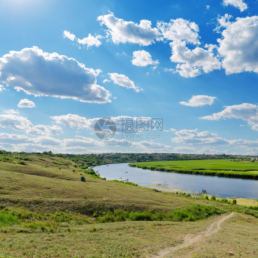 河上阴云多云的天空蓝色环境场景风景流动海岸季节地平线反射阳光图片