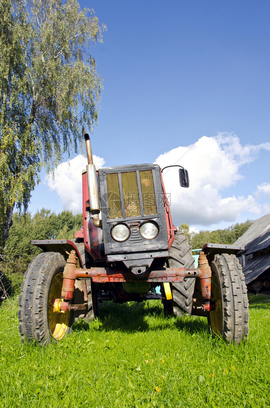 农场中的古老拖拉机图片