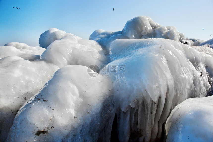 海岸线上的雪和冰冰岩石图片