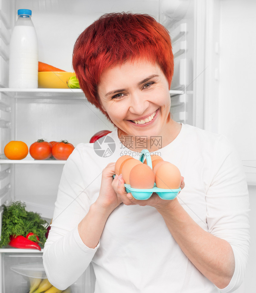 妇女对冰箱的反对厨房瓶子杂货幸福微笑生活成人女士牛奶食物图片