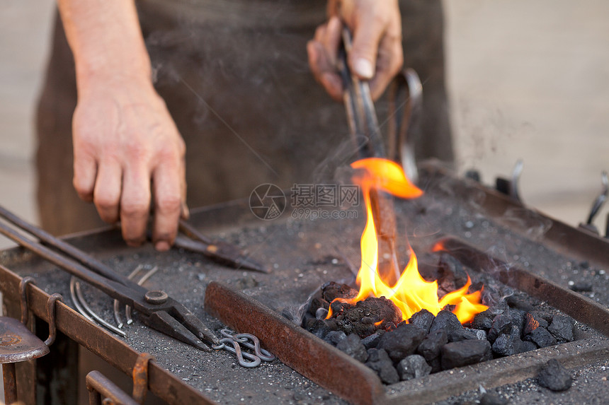 防火 火焰 烟雾 工具和铁匠的手工人乐器锤子滚动运动男人工作工艺辉光金属图片