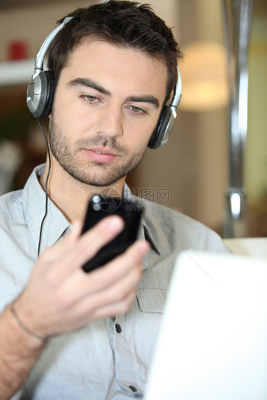 有耳机的人电脑技术头盔短信娱乐电话夹克听力音乐邮政图片