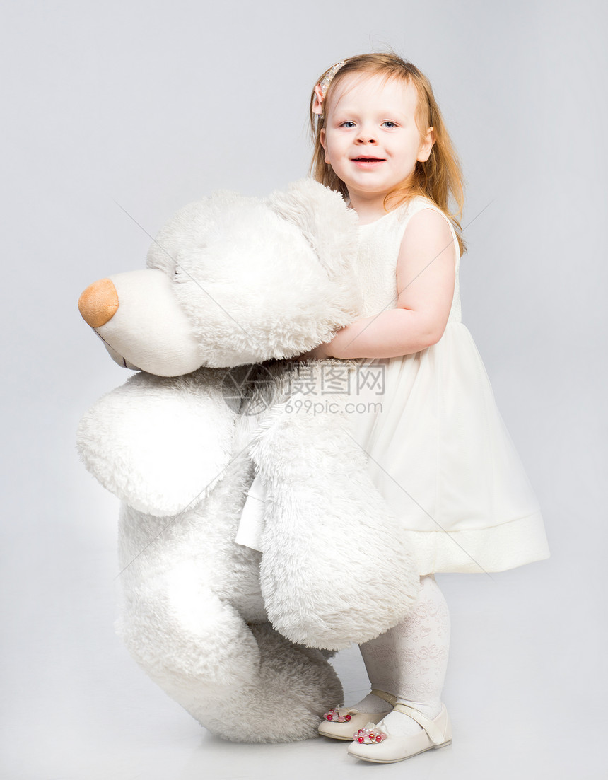 带着玩具熊的小女孩动物拥抱女性童年玩具婴儿乐趣快乐女孩女儿图片