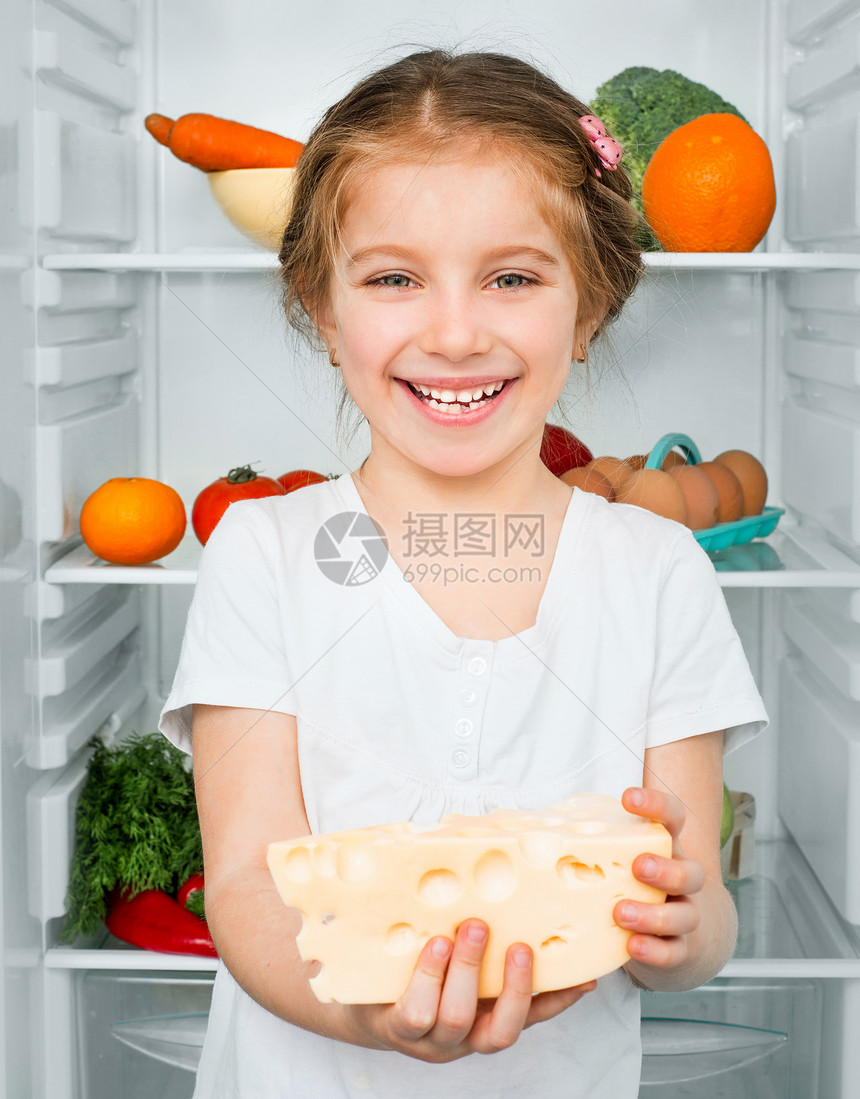 小女孩对冰箱的冷藏器蔬菜幸福孩子们婴儿微笑童年生活后代乐趣烹饪图片
