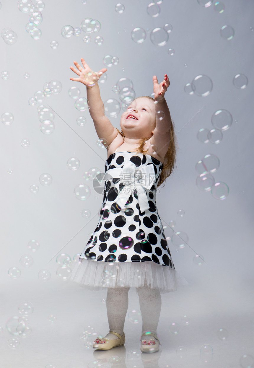 有肥皂泡泡的小女孩喜悦乐趣孩子棍棒蓝色女孩童年气泡女性图片