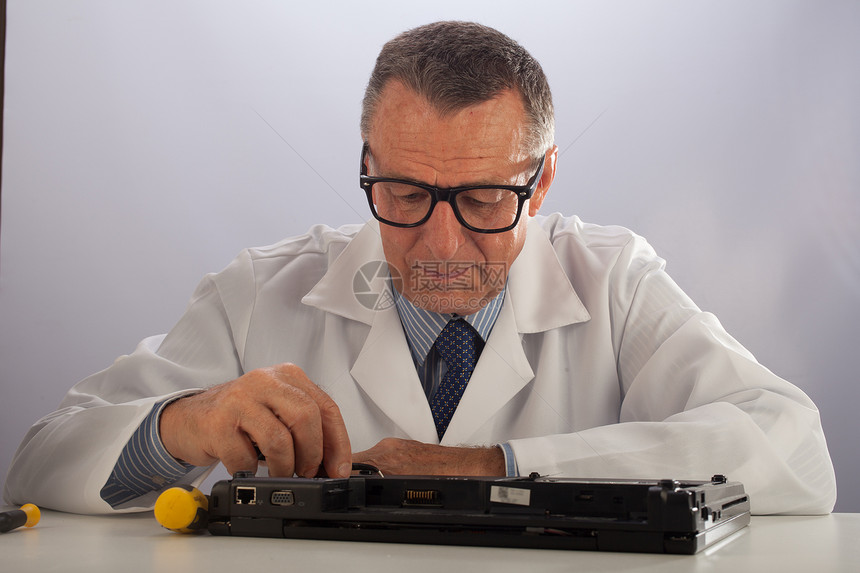 高级技工工作服维修电脑笔记本电工技术员修理工眼镜实验男性图片