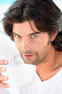 有碗的男子白色胡须头发脖子眼睛长发造型蓝色刮胡子男性背景图片
