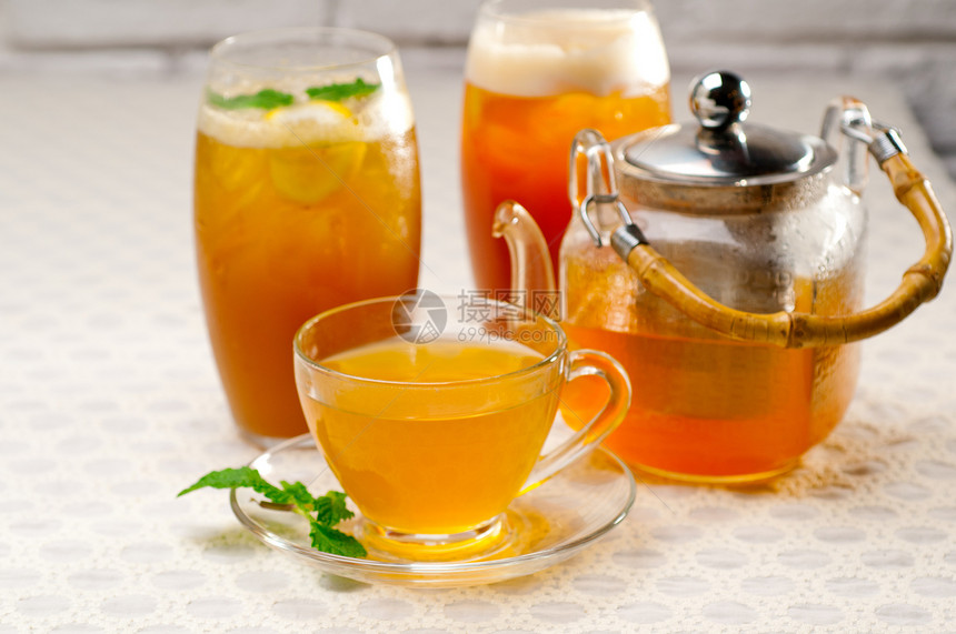 新鲜茶叶选择液体玻璃茶壶植物早餐文化草本植物薄荷食物杯子图片
