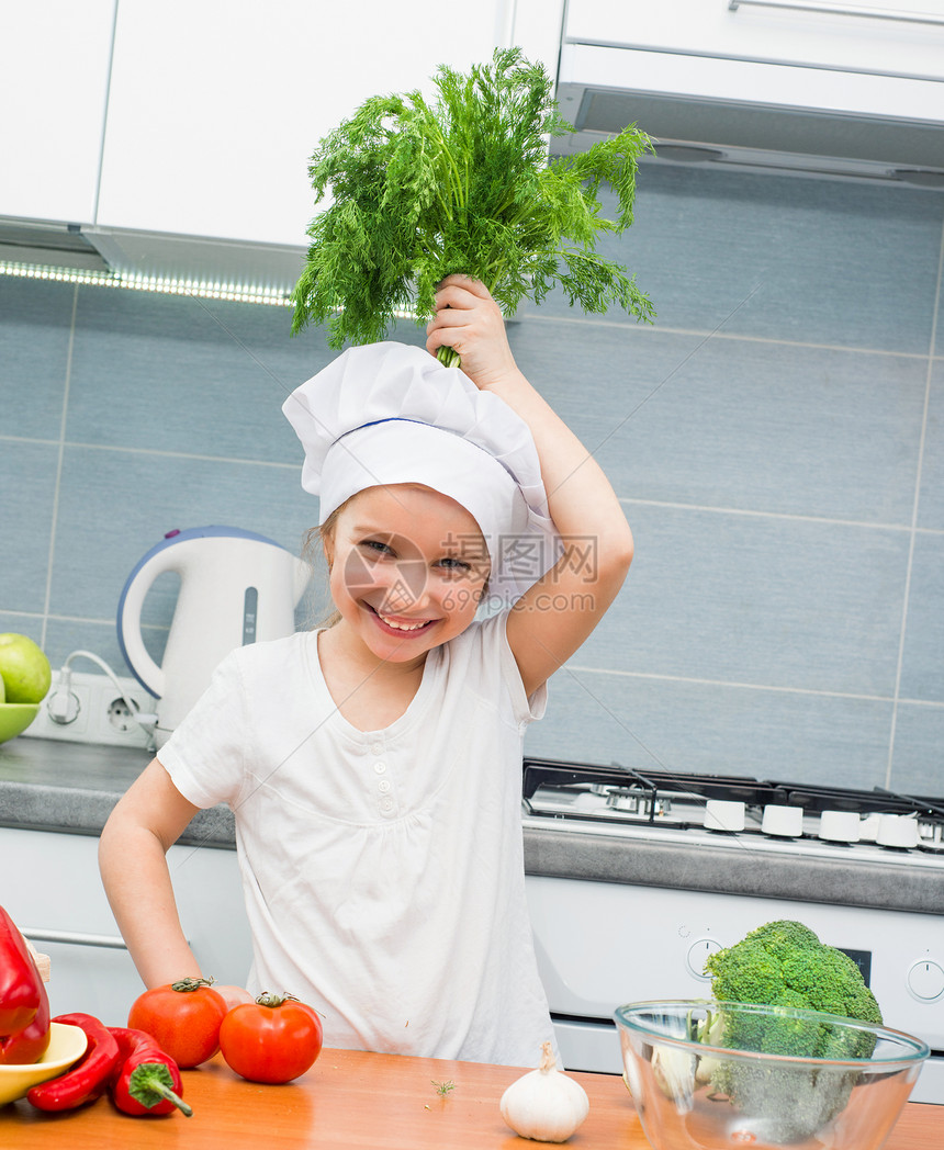 厨房的小女孩快乐孩子们微笑女性食物生活童年蔬菜后代女孩们图片