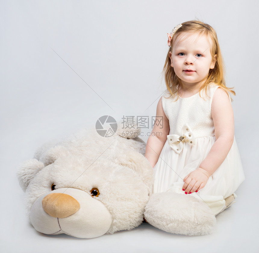 带着玩具熊的小女孩婴儿拥抱玩具女孩童年乐趣孩子动物快乐女儿图片